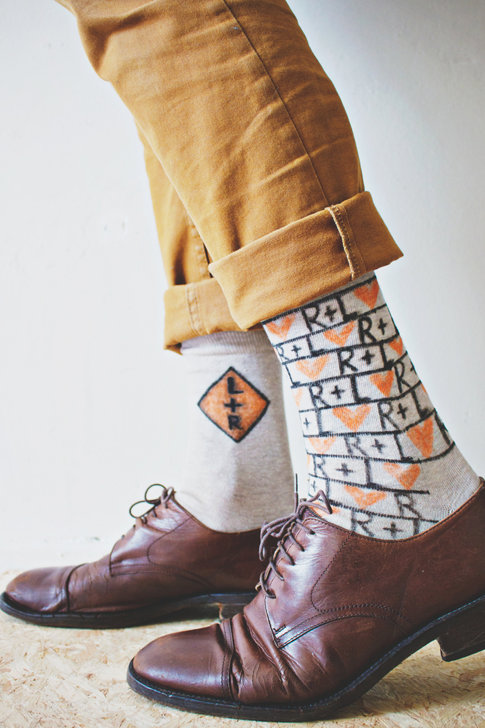 idée cadeau noel pour l'homme hipster, des chaussettes personnalisées avec un feutre textile