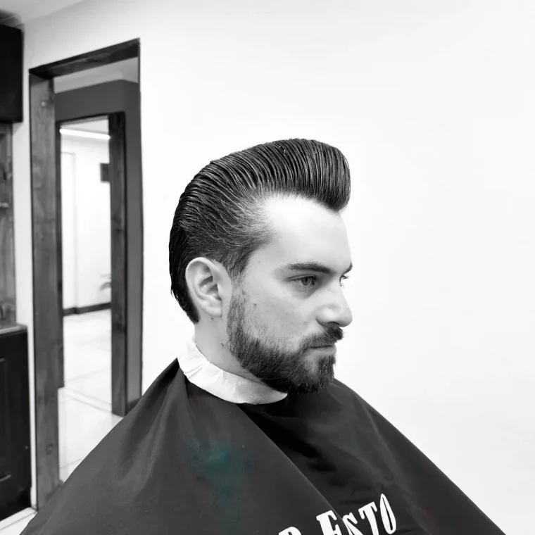 cheveux longs dessus cotes rases barbe coupe cheveux tendance