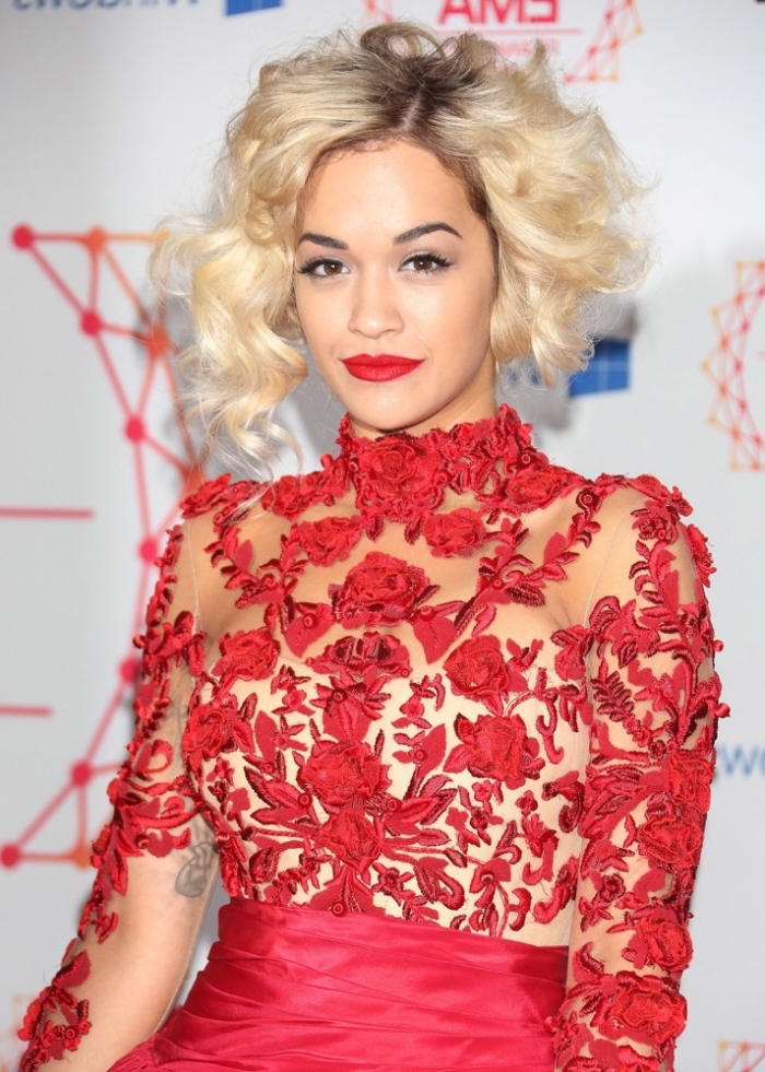 maquillage avec rouge à lèvre rouge, Rita Ora aux cheveux courts blonds avec racines foncées et robe rouge
