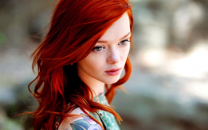 exemple de coloration rouge sur cheveux en dégradé, nuance rousse, peau blanche et des yeux verts