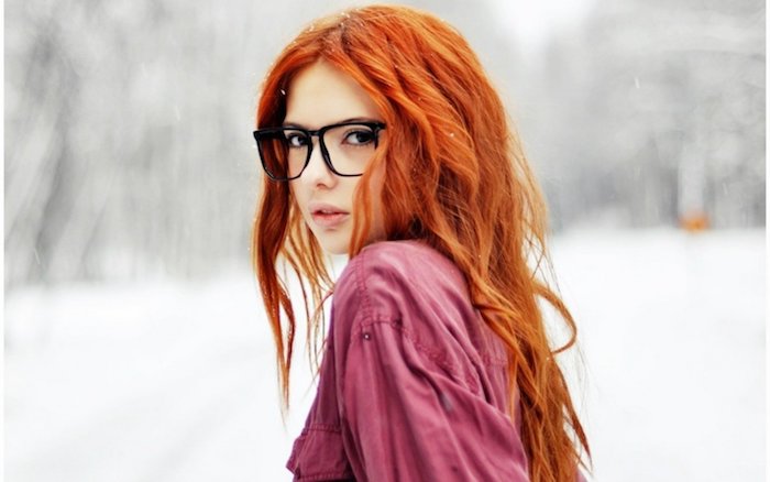 exemple de couleur de cheveux roux cuivré, dégradé long ondulé, chemise rouge framboise, lunettes au cadre noir