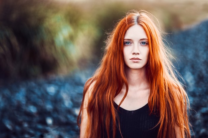coloration rousse, idée de femme avec coiffure de cheveux longs, coupe dégradé et des yeux bleus