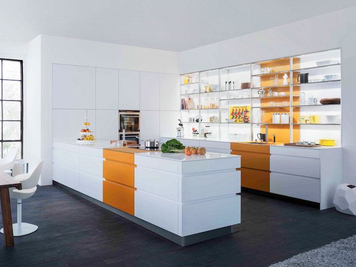 cuisine moderne blanche avec des touches de couleur orange, parquet bois foncé, etageres ouvertes, salle à manger table bois marron et chaises design