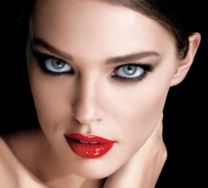 comment se maquiller les yeux, lèvres rouges et maquillage pour yeux bleus avec crayon et mascara noir