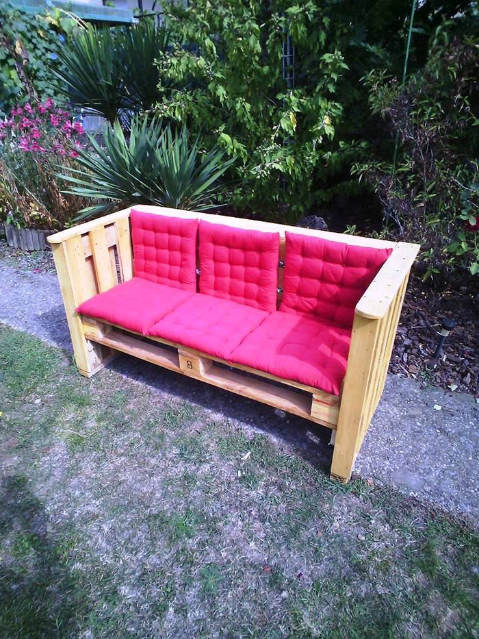 idée pour un meuble exterieur en palette au design simple et fonctionnel, canapé d extérieur avec dossier et accoudoirs 
