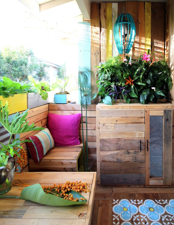 aménagement d une terrasse colorée avec des meubles en palettes recyclées 