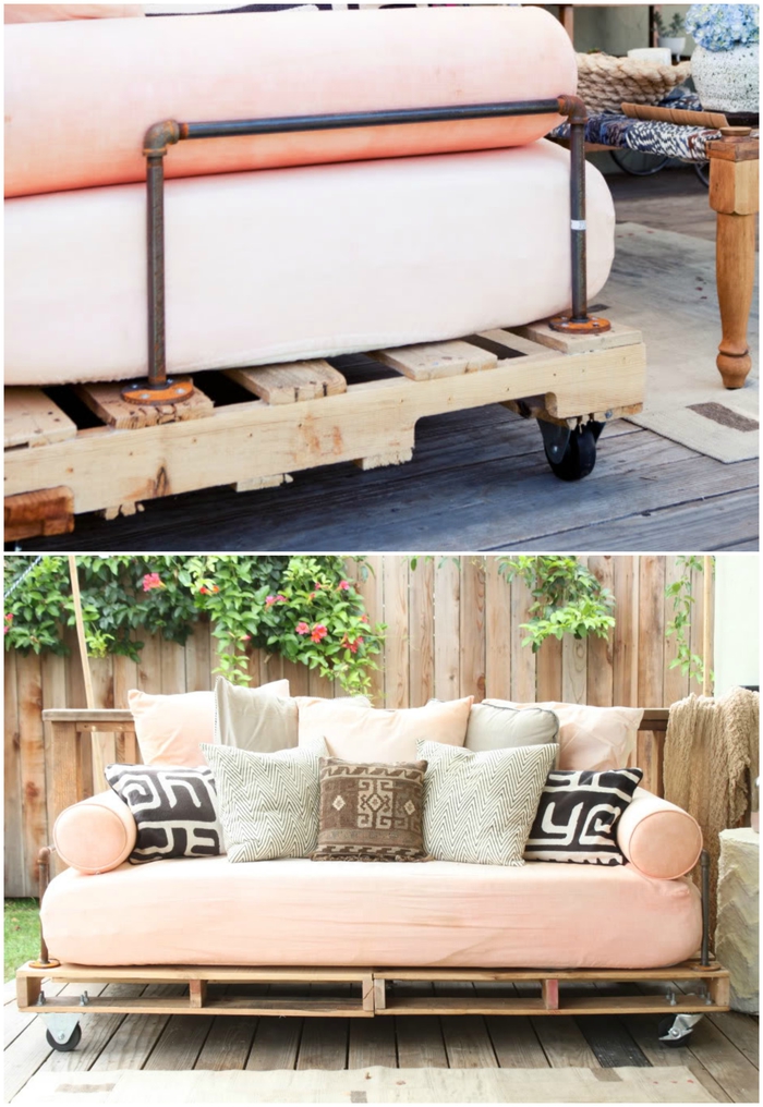 idée originale pour relooker le patio avec un meuble en palette, un canapé-lit douillet fabriqué avec des palettes