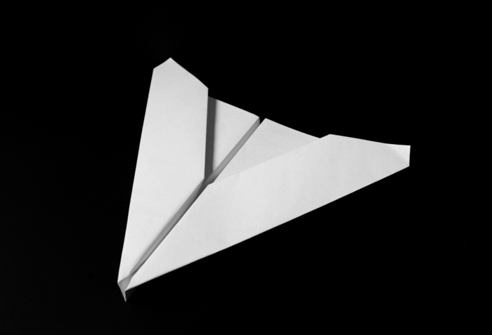 tuto de pliage avion papier modèle planeur delta réalisé en quelques étapes faciles à suivre 