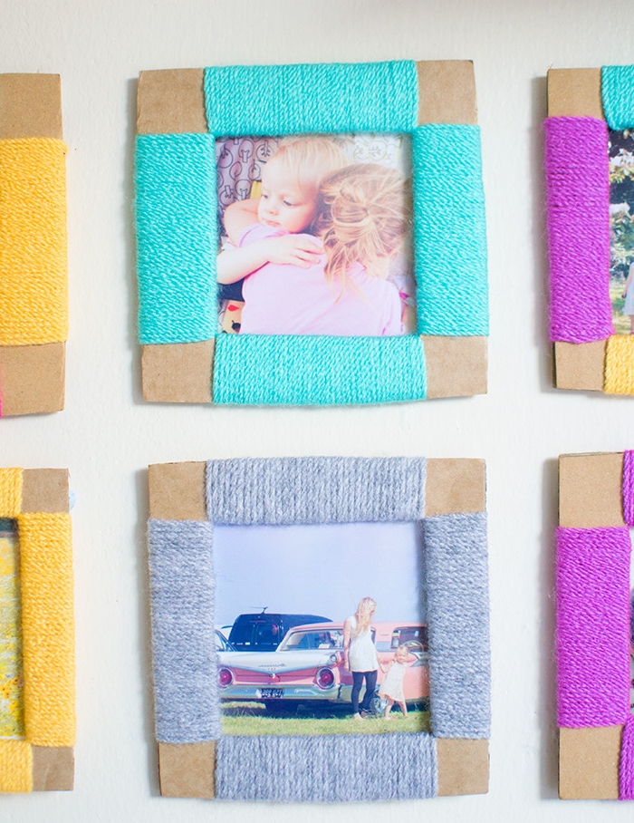 cadeau noel maman, cadre photo en carton avec de la laine colorée enroulée autour, laine couleur mauve, bleue, grise et jaune