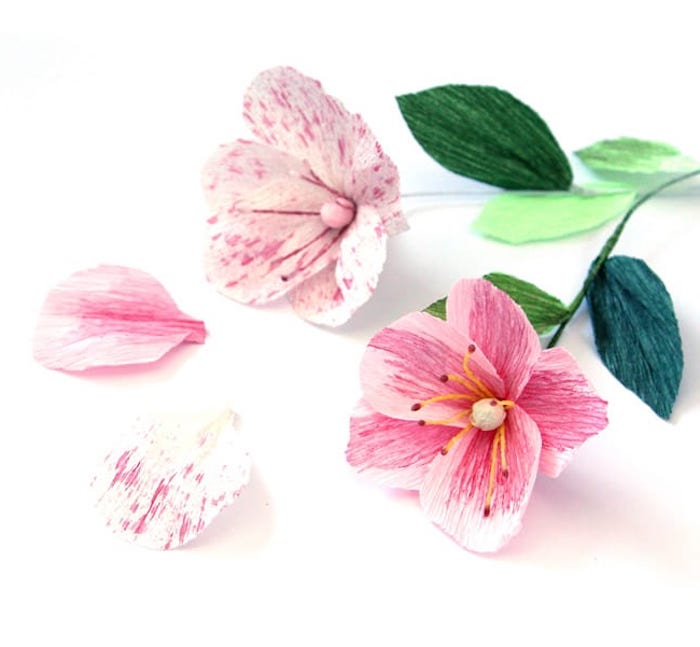 exemple de fleurs papier crépon rose et blanc avec des tiges vertes et feuilles vertes en papier