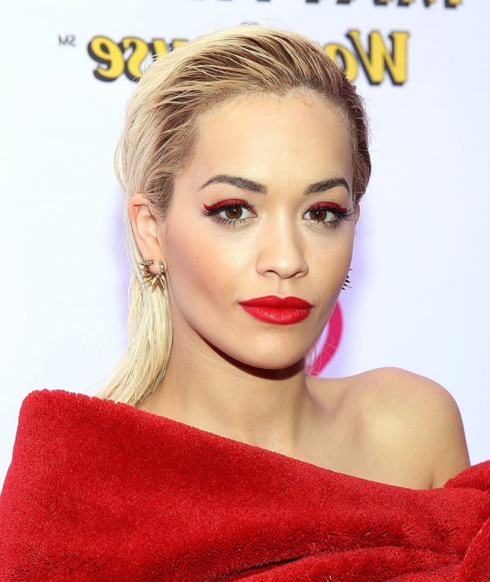 coiffure célébrité de Rita Ora, robe rouge à combiner avec maquillage en crayon et rouge à lèvres rouge