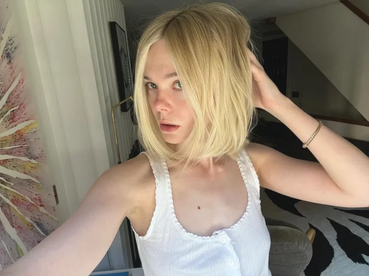 conseils coiffures courtes femme coupe au carre blond debardeur blanc