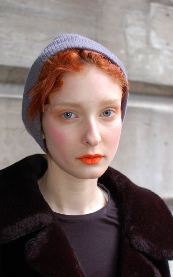 couleur cheveux cuivré, quelle couleur de cheveux choisir, mèches orangées, sous un chapeau en couleur lavande et lèvres oranges