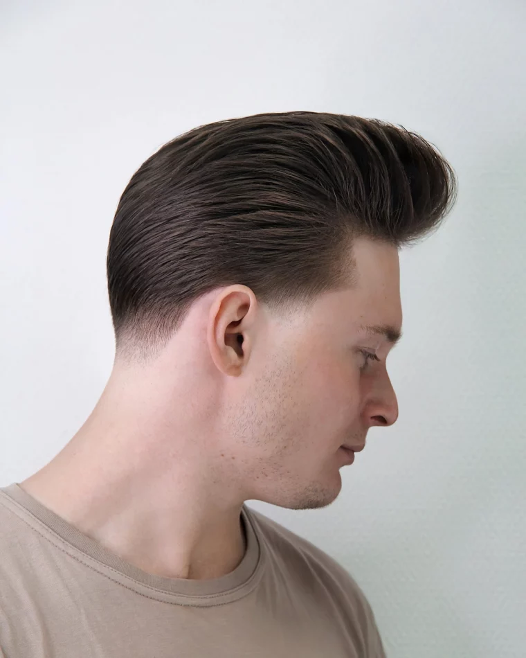 coupe classique homme coiffure pompadour cotes nuque rases