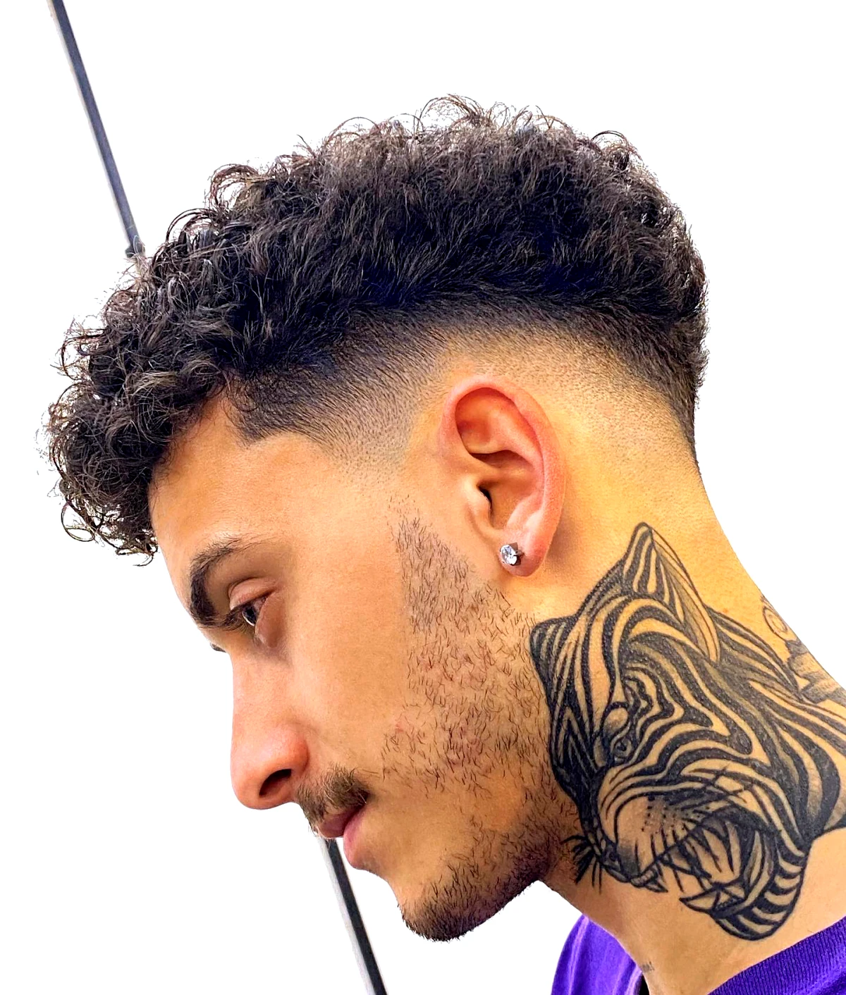 coupe de cheveux homme degrade avec frange garcon tatouage