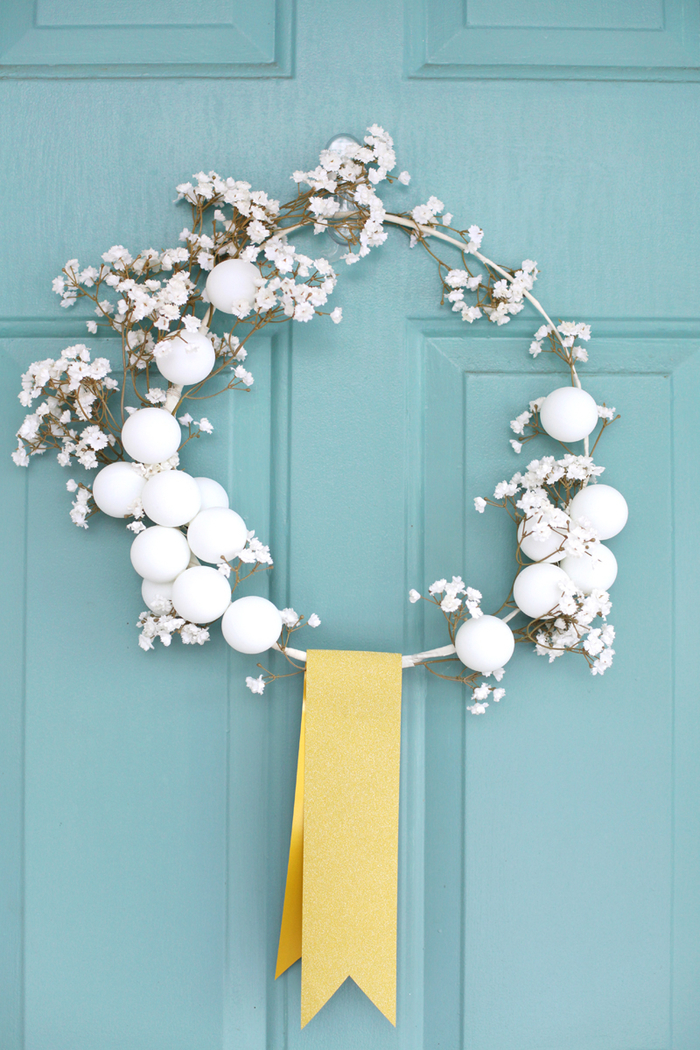 pinterest bricolage pour noel une couronne de porte d'entrée festive et chic décorée de balles de ping pong