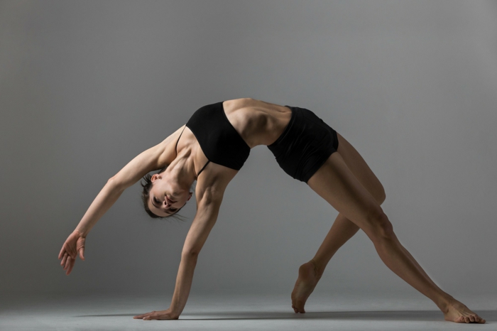 cours de yoga, posture de balance, sculpter son corps avec des exercices physiques