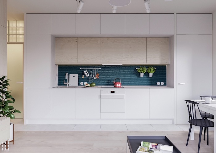 cuisine moderne blanche avec credence carrelage bleu, meubles hauts en bois clair, parquet clair, ouverture sur petite salle à manger, design scandinave