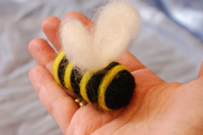 créer des figures avec de la laine, un corps d'abeille en laine feutrée, créations faciles