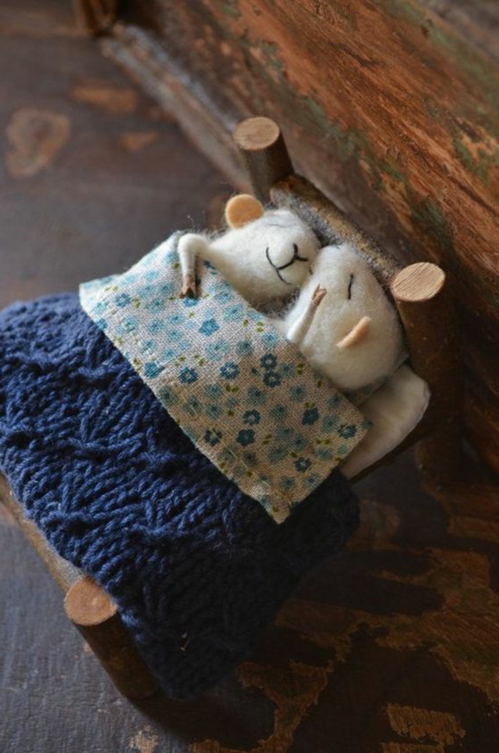 créer des figures avec de la laine, deux petits souris en laine dans un lit minuscule