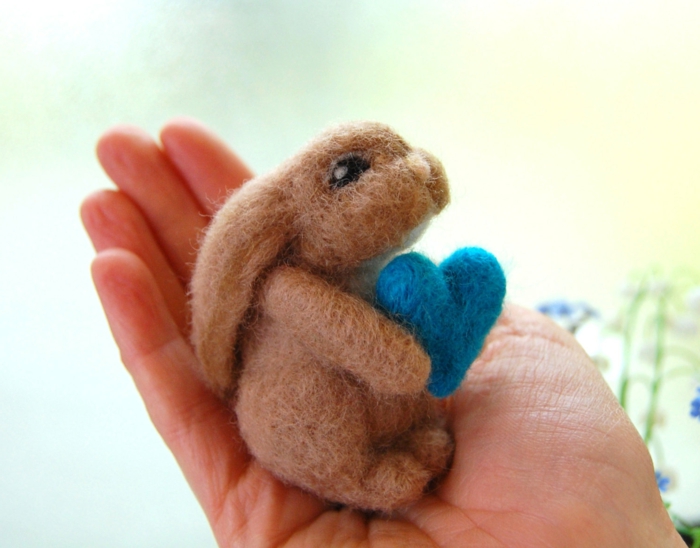 créer des figures avec de la laine, lapin sympathique avec un coeur bleu