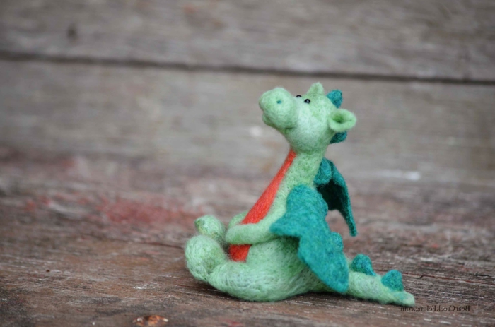 créer des figures avec de la laine, dragon volant en laine verte feutrée