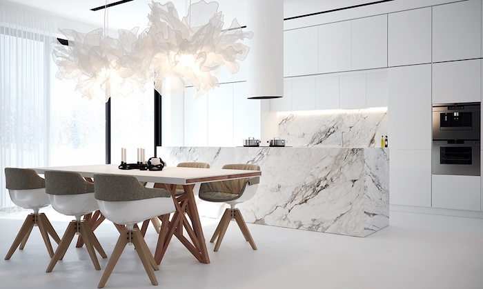 credence cuisine moderne et ilot en marbre, table en bois et chaises gris et blanc, sol blanc, meuble cuisine blanc, suspensions design