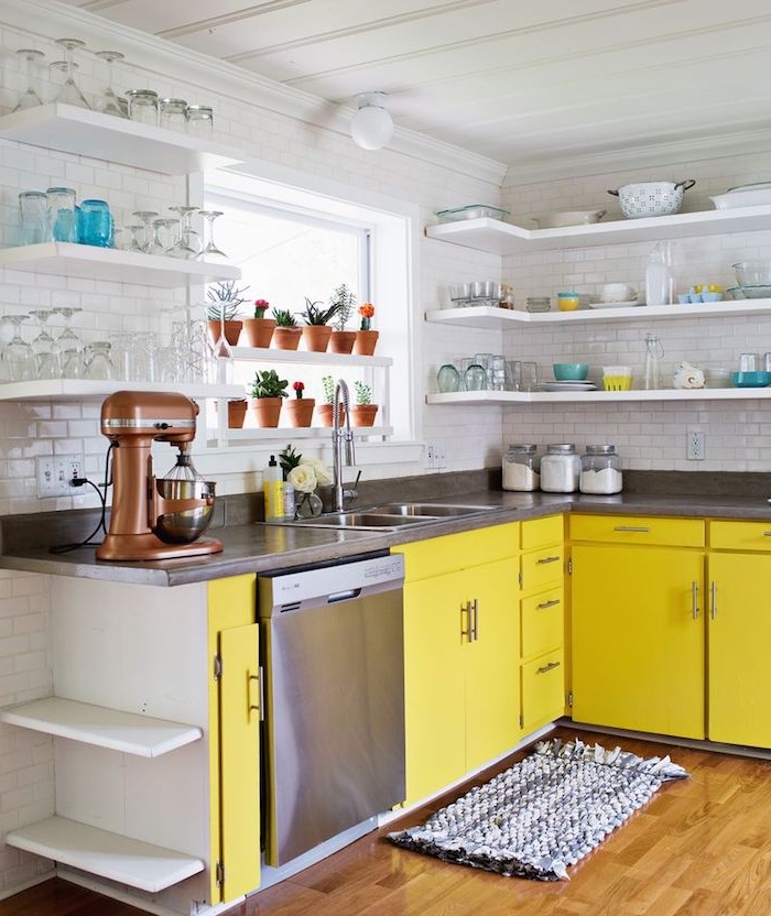 modele de cuisine angle avec meuble cuisine jaune et plan de travail gris anthracite, credence carrelage blanc, etageres blanches avec vaisselle exposée, style vintage