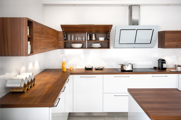 cuisine blanche plan de travail bois, meuble cuisine et credence en blanc, meubles hauts en bois, sol carrelage gris, design simple