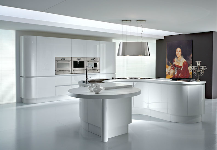 exemple de cuisine blanche laquée avec ilot central en s, mur d accent gris anthracite avec cadre tableau portrait femme vintage, suspension inox design