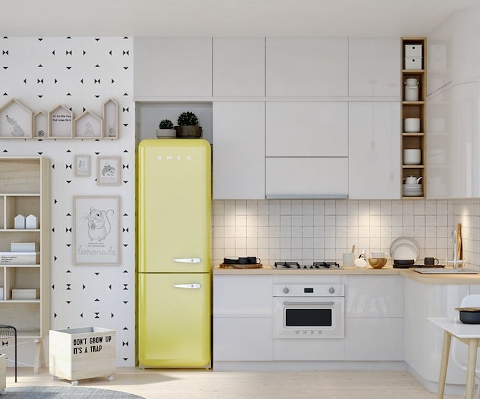 cuisine blanche plan de travail bois avec meubles de cuisine blancs, parquet clair, frigo jaune et etageres en bois