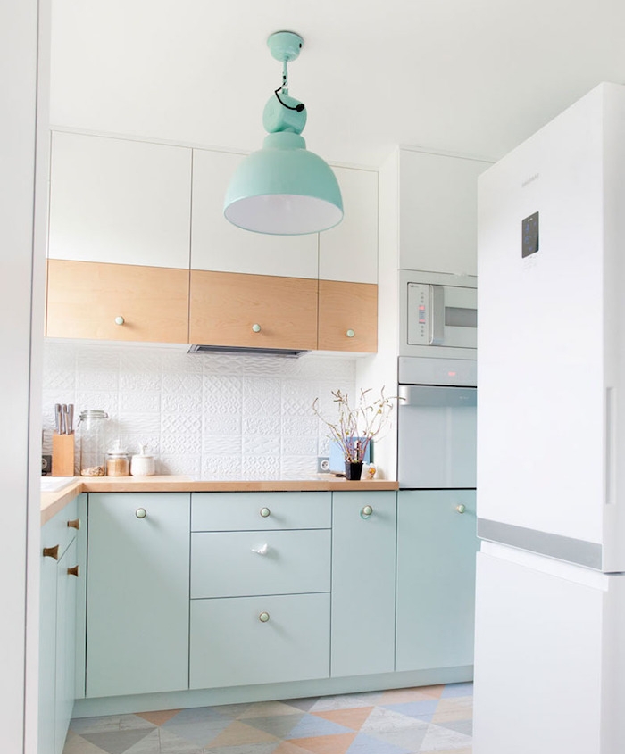 modele de cuisine pas chere avec meuble bas bleu pastel clair et meubles hauts en blanc et bois, sol à triangles colorés