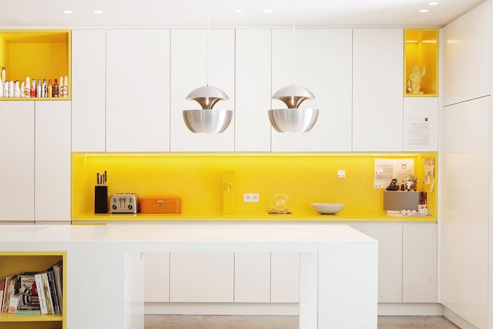 cuisine équipées, exemple de cuisine a la facade blanche et credence jaune laquée, suspensions inox originales, comptoir jaune et blanc