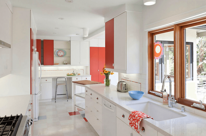 modeles de cuisine, exemple cuisine blanc et rouge, carrelage sol grism plan de travail laqué finition brillante, placards rouges