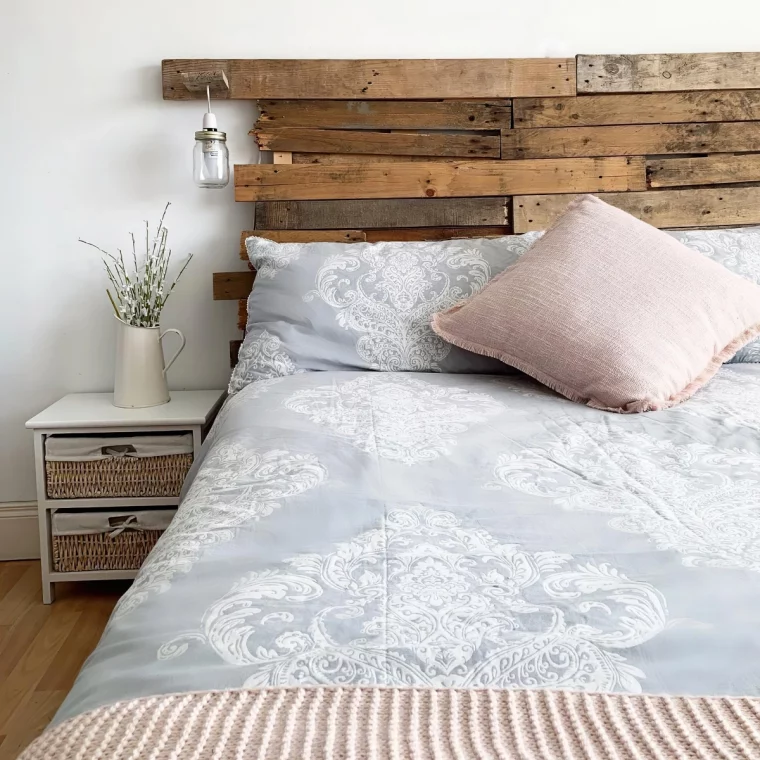 deco chambre adulte murs blancs tete de lit en bois diy meuble chevet