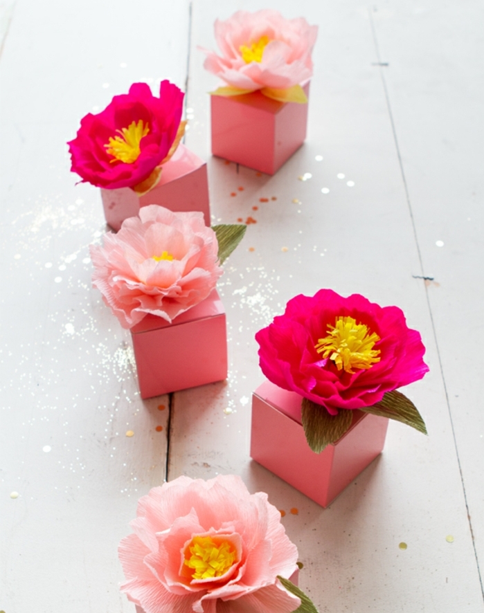 fleurs en papier crépon faciles a faire, pétales arrondies rose et fuchsia, decoration boites cadeau mariage