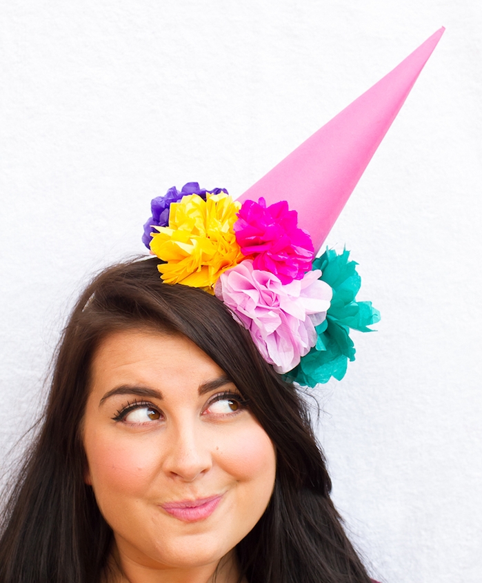un chapeau d anniversaire en cforme de cône décoré de fleurs en papier de soie rose, vertes, jaunes, violettes e fuchsiat 