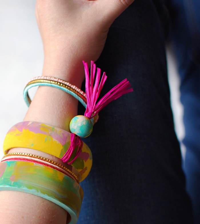bracelet en bois personnalisé de peinture rose, verte, bleue et jaune, exemple de cadeau pour la fête des mères à fabriquer