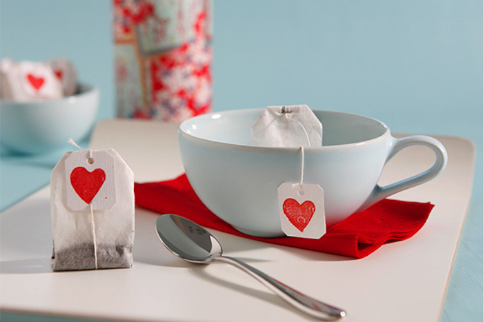 des sachets de thé customisés d étiquettes avec dessin de coeur, diy cadeau pour saint valentin simple