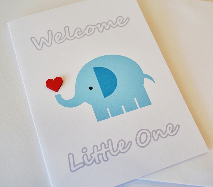 carte bébé éléphant sympathique et coeur rouge, une carte simple et originale