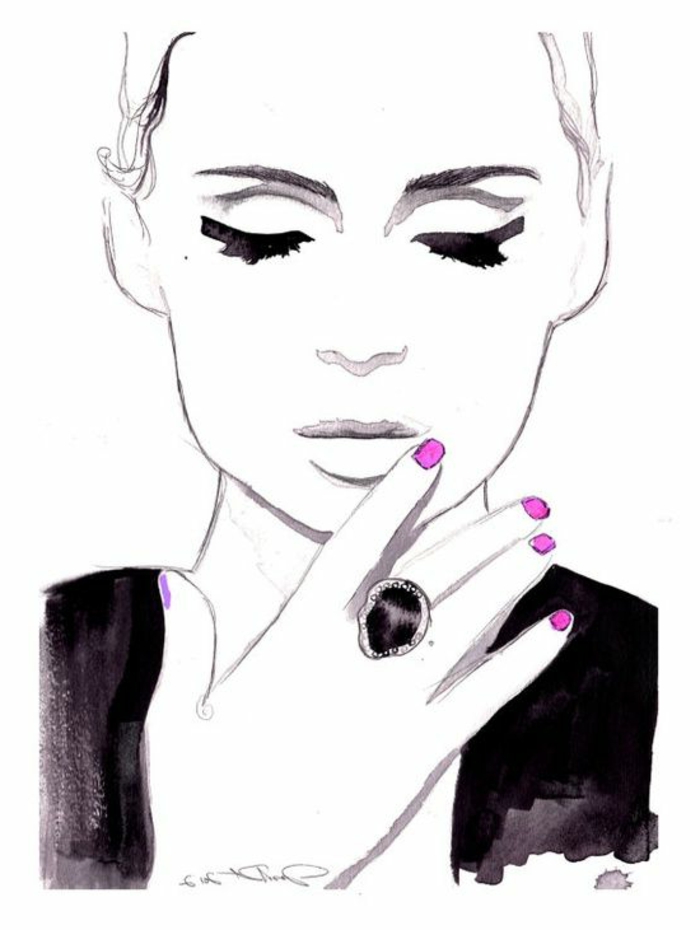 portrait noir et blanc, femme soignée, avec une grande bague avec pierre noire et ongles en rose fuchsia, yeux maquillés en noir