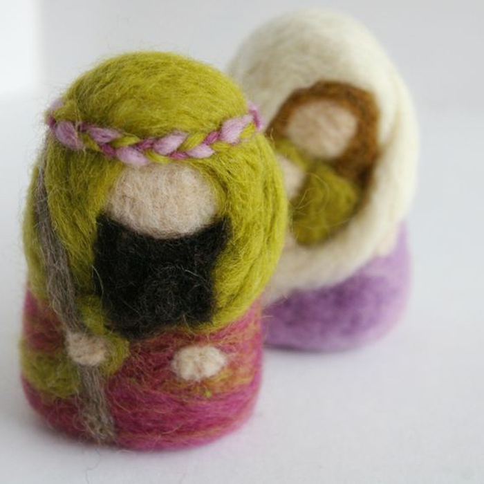 poupées de laine peignée et peinte, jolies figures faites avec de la laine