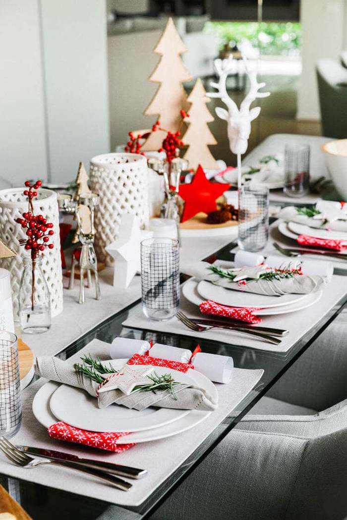 une décoration de table élégante aux couleurs traditionnelle avec un centre de table aux motifs de saison en blanc et rouge