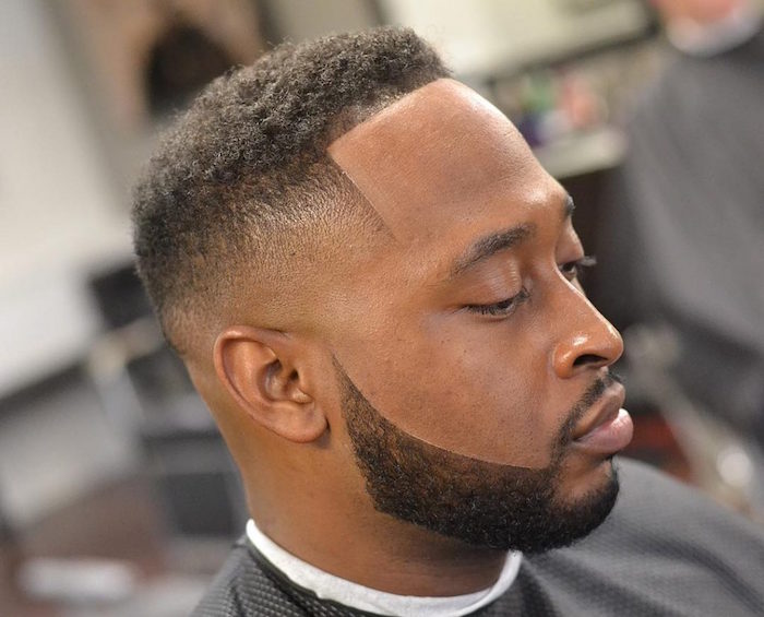 coiffure homme afro degradé barbe courte front ligne droite