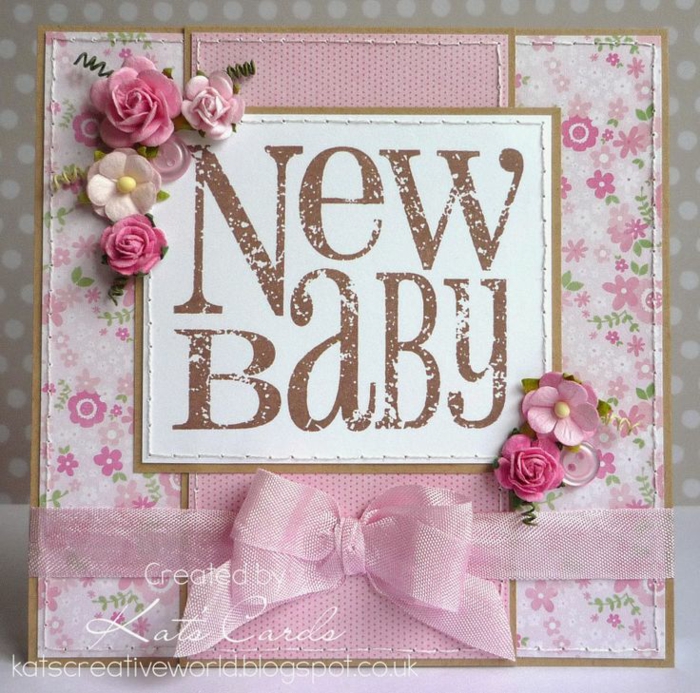 carte diy de nouveau né, fleurs en papier, ruban rose, un morceau de textile attaché au papier