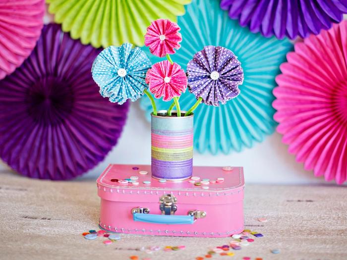 comment faire des fleurs en papier simples à partie de caissettes à muffins et boutons recyclés, activité manuelle maternelle