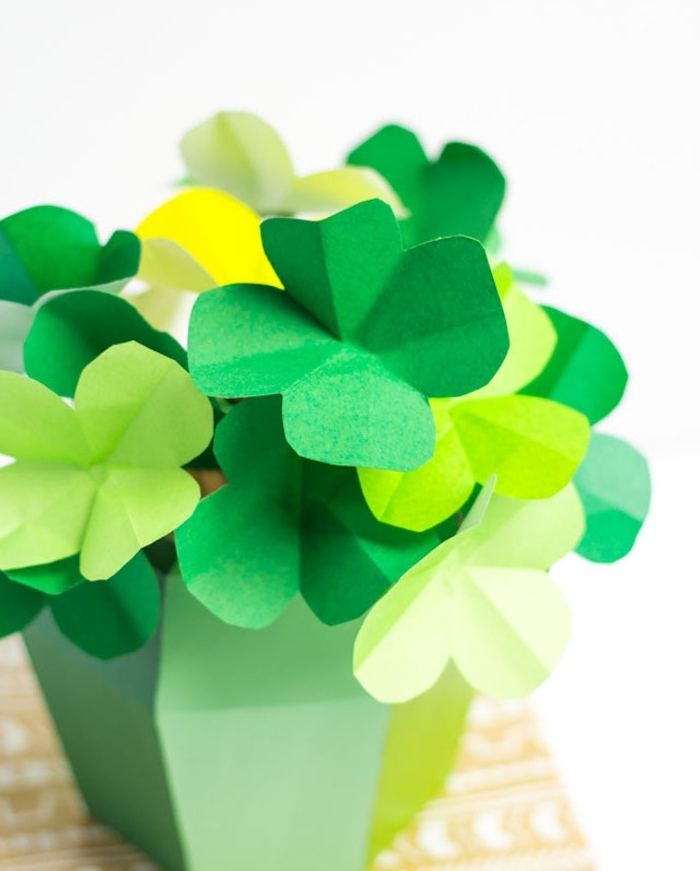 exemple de diy fleur en papier vert dans un vase vert, idée comment créer une diy deco centre de table, imitation trèfle à quatre feuilles