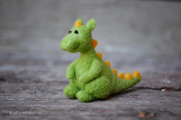 dragon vert en feutrine, petit animal sympathique, design amusant