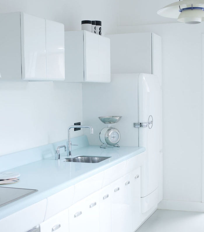 cuisine aménagée couleur blanche, style vintage, plan de travail finition bleue, frigo et meuble cuisine vintage