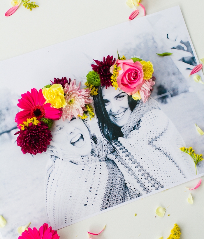 cadeau a fabriquer pour sa meilleure amie, photo amies en noir et blanc personnalisée de couronnes de fleurs sur les cheveux de deux femmes